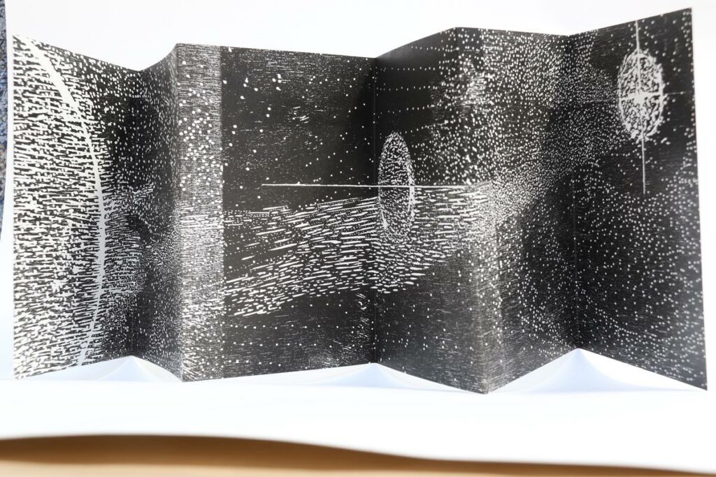 MooN,leporello, xylographie sur papier arjomari, 93,5x23 cm, 2021