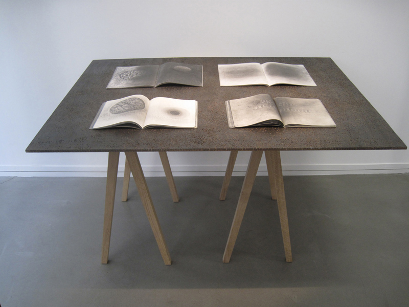 4 cahiers sur table