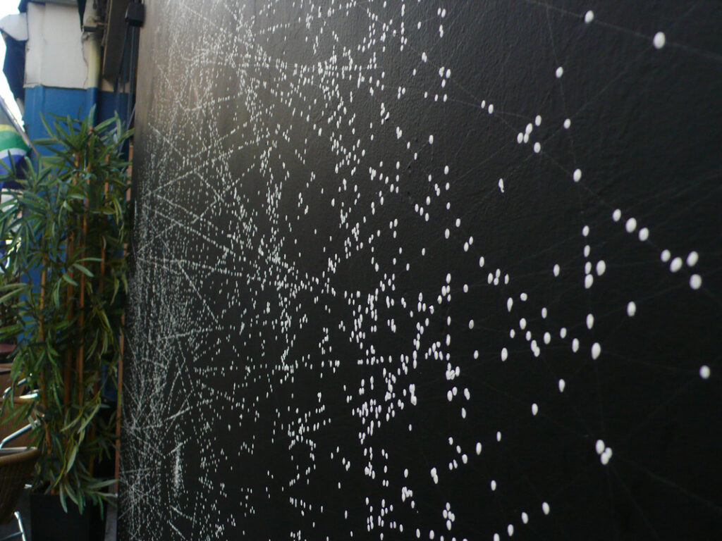 Marie Lepetit, Le retour des Lucioles, 300*330cm, Mur rue Saint-Martin, Paris, été 2010