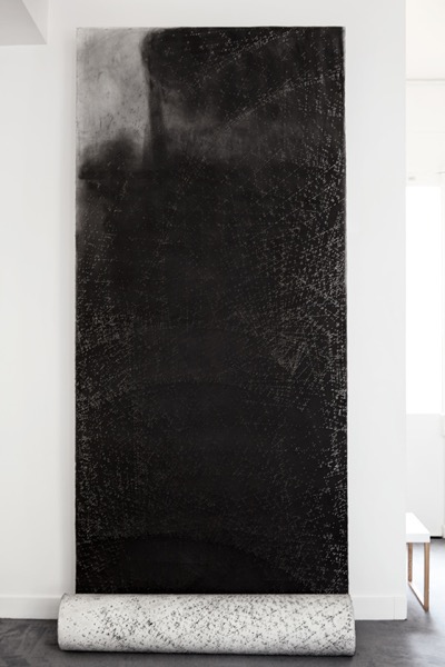Noir de chrome, 380x110 cm, fusain sur papier, 2015 / ©photographie : Andreas B Krueger